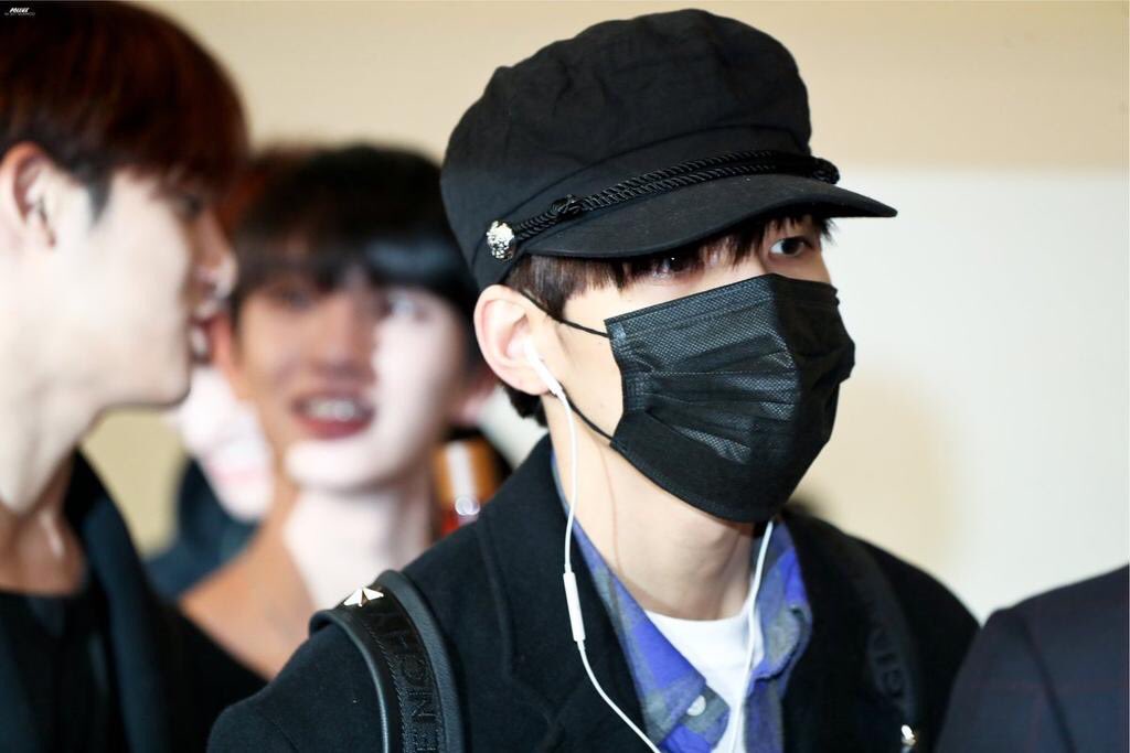IM SOFT HE LOOKS SO CUTE EVEN THOUGH I CAN ONLY SEE HIS EYES