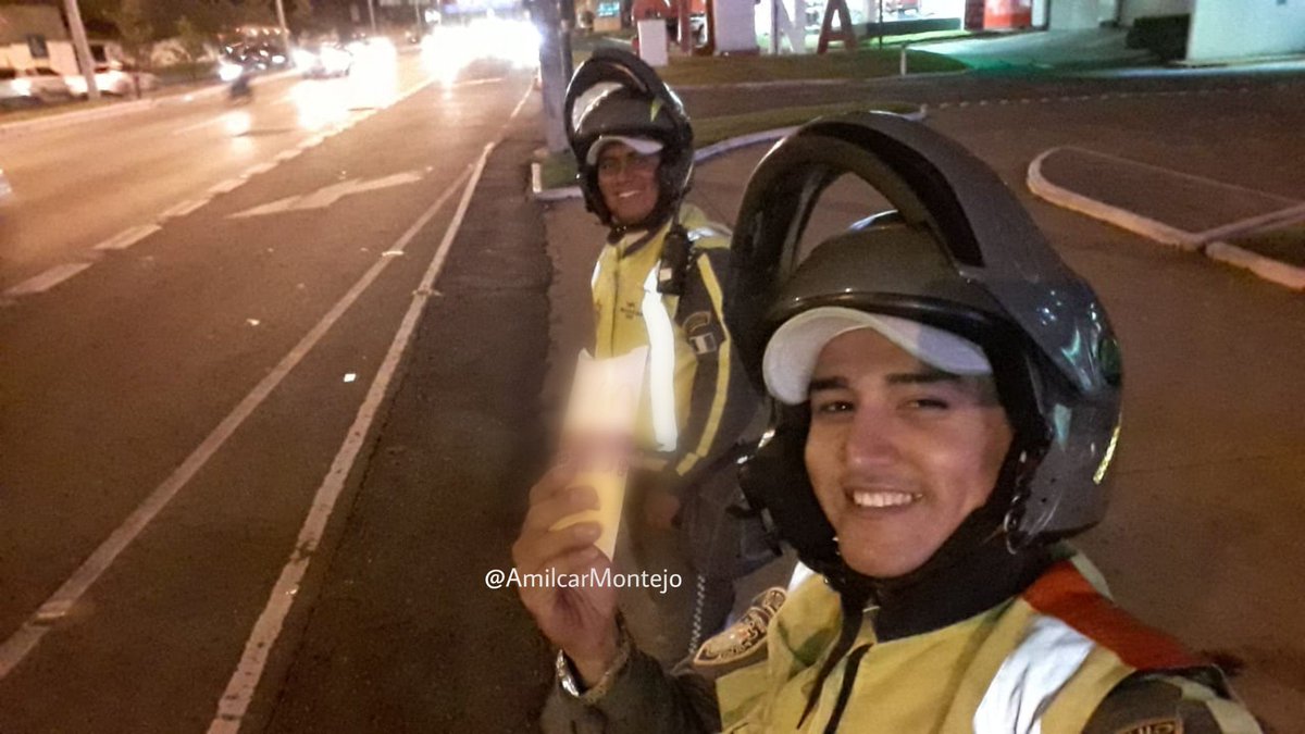 amilcarmontejo's tweet photo. Después de un café, José Reyes y Marvin Revolorio, más otros 40 agentes en #TraficoGT inician apoyos en recapeos, reparación de semáforos, limpieza de iluminarias, control de velocidad, alcoholemia, verificación de luces en automotores, colisiones y otros.

#PMTGuatemala 24hrs... https://t.co/c5dOITXQJj