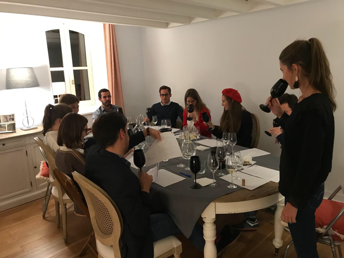 _ConstanceA's tweet photo. Les Vins-dredi de Constance c’est :
🍷 apprendre aux amis le monde du #vin 1 vendredi par mois
🍷 une belle sélection @iDealwine
🍷 une dégustation à l’aveugle
🍷des accords mets-vins
🍷 beaucoup de travail
🍷 des échanges fabuleux
#jeneregretterien #vivementlasuivante #lovemyjob https://t.co/wSiwM5BRog