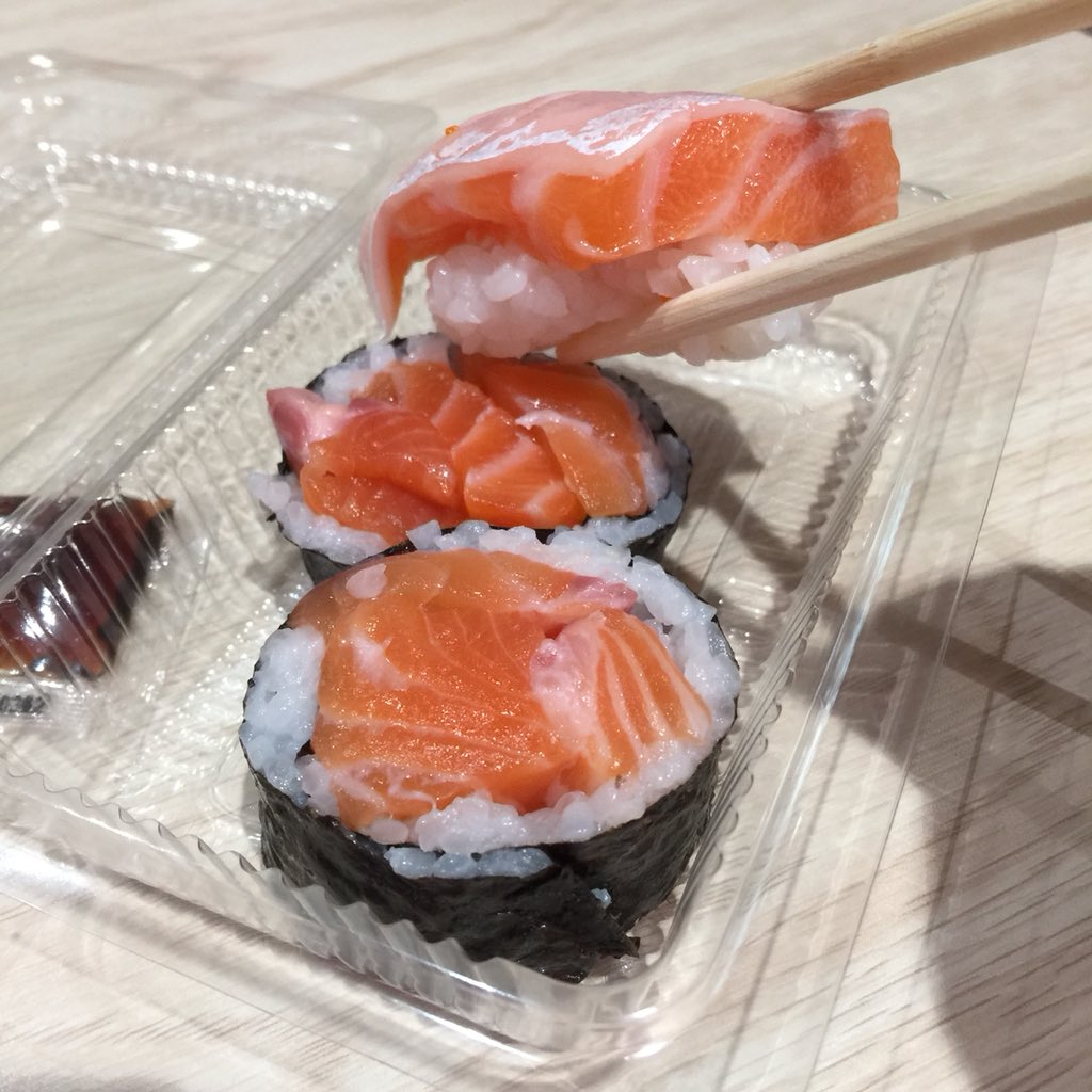 OnnyReview's tweet photo. เจอร้านซูชิที่ฟิวเจอร์ชั้น B ‘ ตุ้มซูชิ ‘ แถวที่ขายผลไม้เยอะๆ คือแบบบบมองราคา มองแซลม่อน มองราคา มองแซลม่อน มองราคา !!! ชิ้นที่ม่อนแน่นๆแบบที่เราหยิบมาอะ 15฿ โหดดดดกไป๊ ท้องม่อน 30฿ หนามากกก ข้าวติ๊ดเดียว 🍣💦✨ อมกก. #ไว้รีวิวห้ามขายของโว้ยย https://t.co/gTiGaZG08w