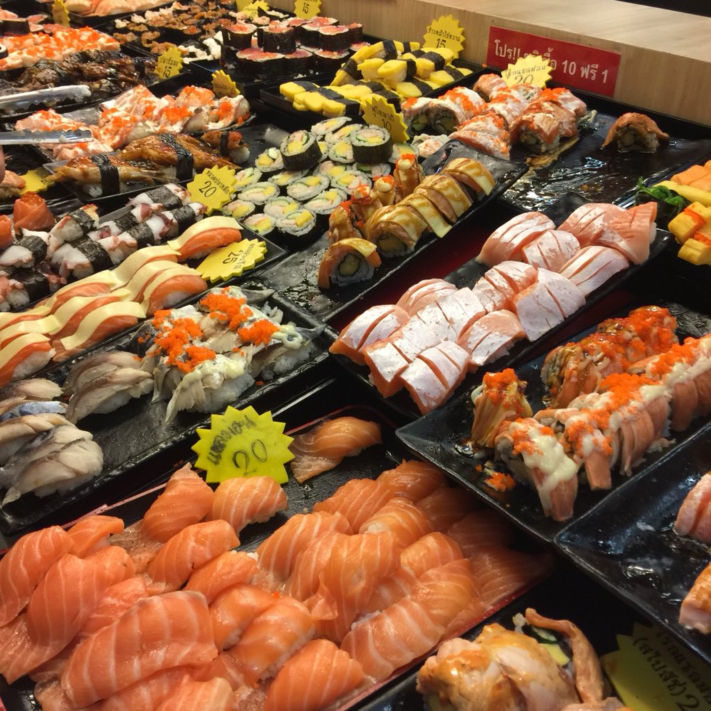 OnnyReview's tweet photo. เจอร้านซูชิที่ฟิวเจอร์ชั้น B ‘ ตุ้มซูชิ ‘ แถวที่ขายผลไม้เยอะๆ คือแบบบบมองราคา มองแซลม่อน มองราคา มองแซลม่อน มองราคา !!! ชิ้นที่ม่อนแน่นๆแบบที่เราหยิบมาอะ 15฿ โหดดดดกไป๊ ท้องม่อน 30฿ หนามากกก ข้าวติ๊ดเดียว 🍣💦✨ อมกก. #ไว้รีวิวห้ามขายของโว้ยย https://t.co/gTiGaZG08w