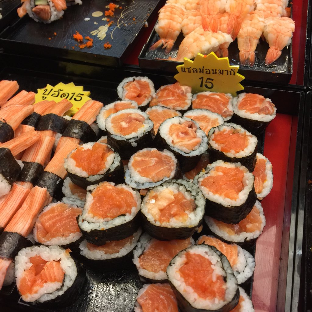 OnnyReview's tweet photo. เจอร้านซูชิที่ฟิวเจอร์ชั้น B ‘ ตุ้มซูชิ ‘ แถวที่ขายผลไม้เยอะๆ คือแบบบบมองราคา มองแซลม่อน มองราคา มองแซลม่อน มองราคา !!! ชิ้นที่ม่อนแน่นๆแบบที่เราหยิบมาอะ 15฿ โหดดดดกไป๊ ท้องม่อน 30฿ หนามากกก ข้าวติ๊ดเดียว 🍣💦✨ อมกก. #ไว้รีวิวห้ามขายของโว้ยย https://t.co/gTiGaZG08w