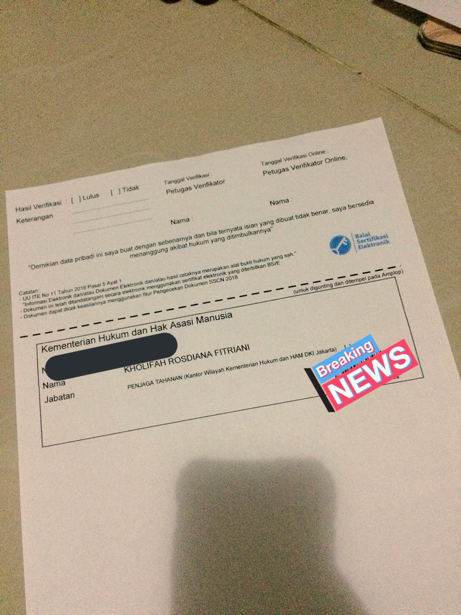 RfKholifah's tweet photo. @cpnskumham min mau tanya kertas ini kan di potong , yg potongan bawahnya itu ditempel di amplop? Sedangkan atasnya dikirim bareng dengan dokumen lain ? https://t.co/ML5HyZ6IN0