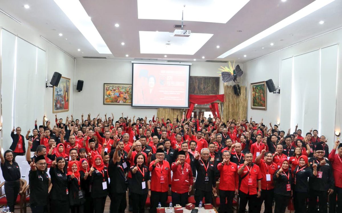 PDI_Perjuangan's tweet photo. Bertempat di Kantor DPP Jl. Diponegoro Jakarta Pusat, siang ini berlangsung Rapat Koordinasi Nasional III Badan Saksi Pemilu Nasional (BSPN) PDI Perjuangan dalam rangka Konsolidasi menuju Pemenangan Pemilu serentak 2019.

#PDIPerjuangan 
#PDIPerjuanganM3nang 
#2019JokowiMarufAmin https://t.co/YLc139D3Pl