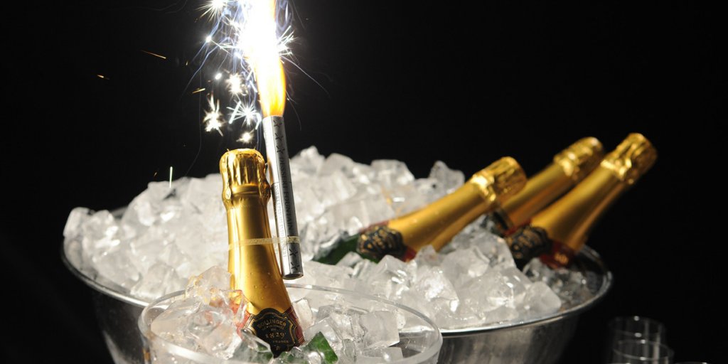 RestaurantShow's tweet photo. Christmas is the perfect time to maximise sales and boost profits. Learn how to make the most of the buzz surrounding the holidays from our exhibitors Danmade Ltd, @BizziBags and @Ice_Entertain who will be showcasing their seasonal products at #TRS2018>> https://t.co/5G7tj8BWhe https://t.co/oc5P5Ma8IW