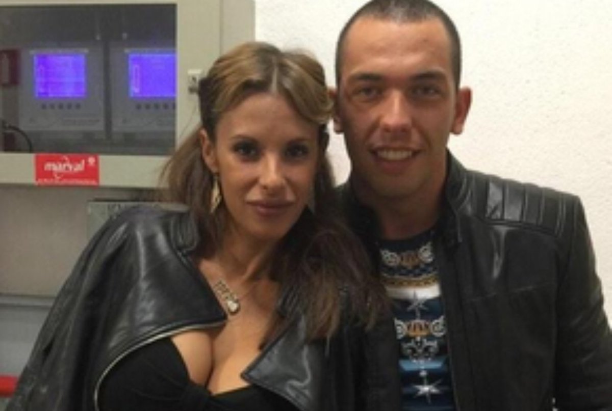 Raquel19104587's tweet photo. #GHVIP29S  De los autores de me lo hice con tu hermano y con tu marido...llega el me lo hice tb con tu novio 😁😁 https://t.co/ubLKGzlZIf