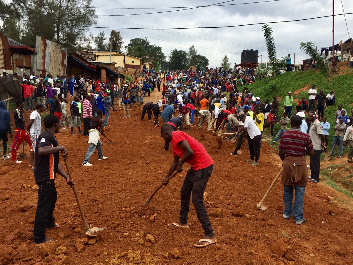 Community Service #umuganda @SKAT_GreatLakes team joined citizens  of Kimisagara to clean up Mpazi, where a 8-in-1 affordable housing block project funded by the Swiss Cooperation in partnership with <a href="/CityofKigali/">City of Kigali</a> will be inaugurated on Tuesday 2nd October 2018.