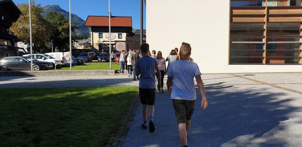 nmsneukirchen's tweet photo. Alles safe! Die erste Alarmübung des Schuljahres haben wir erfolgreich hinter uns gebracht. Alle Schüler und auch Lehrer konnten sich  erfolgreich retten. Ebenfalls gerettet wurden zwei Stofftiere und und zwei Tablets. nr https://t.co/KdNItnHTTo