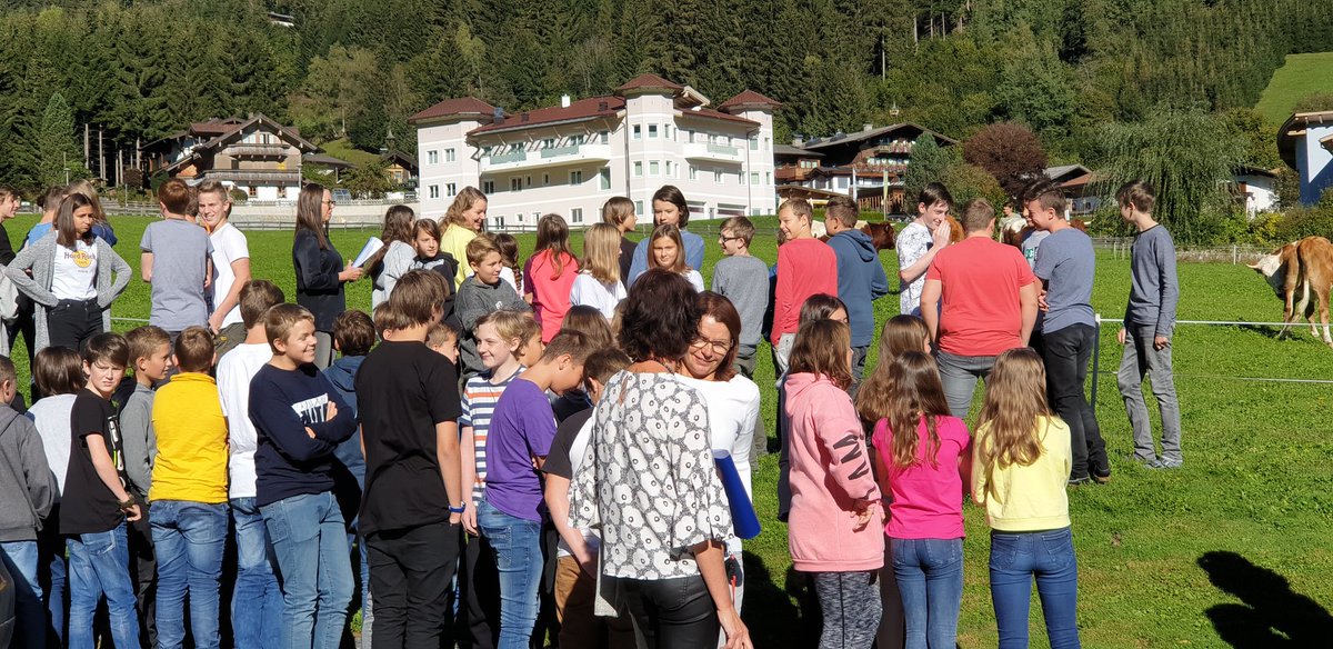 nmsneukirchen's tweet photo. Alles safe! Die erste Alarmübung des Schuljahres haben wir erfolgreich hinter uns gebracht. Alle Schüler und auch Lehrer konnten sich  erfolgreich retten. Ebenfalls gerettet wurden zwei Stofftiere und und zwei Tablets. nr https://t.co/KdNItnHTTo