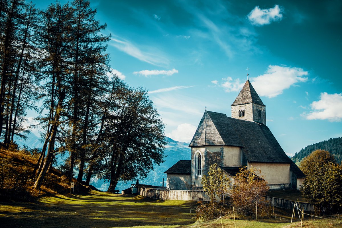 ferstld's tweet photo. Kirche im Dorf.
____
#stremigius #falera #laax #flims #graubünden #schweiz #kirche #church #remigiuskirche #mutta #switzerland #hiking #wandern #landscapes #landscapephotography #landschaftsfotografie #altesgemäuer #beidennachbarn #schöneswetter #aufreisen #visitswitzerland #a7s https://t.co/Y9fAairtAb