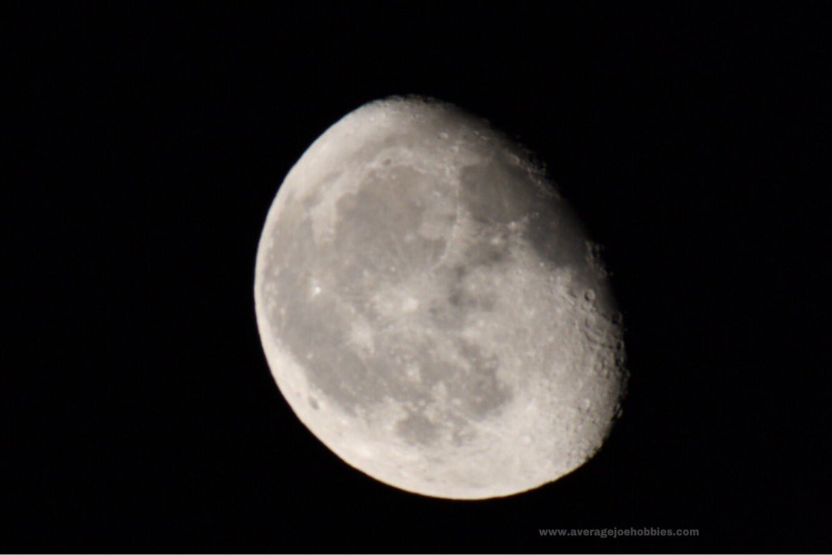 JoeHobbies's tweet photo. The moon was beautiful tonight! Excited to get this pic with my new 650-1300 mm lens. One of my AverageJoeHobbies is photography. Anyone have any tips on the best settings for a moon pic? #moonphotography #astrophotography #moon #averagejoehobbies #space #photography https://t.co/jaNDonPzGo