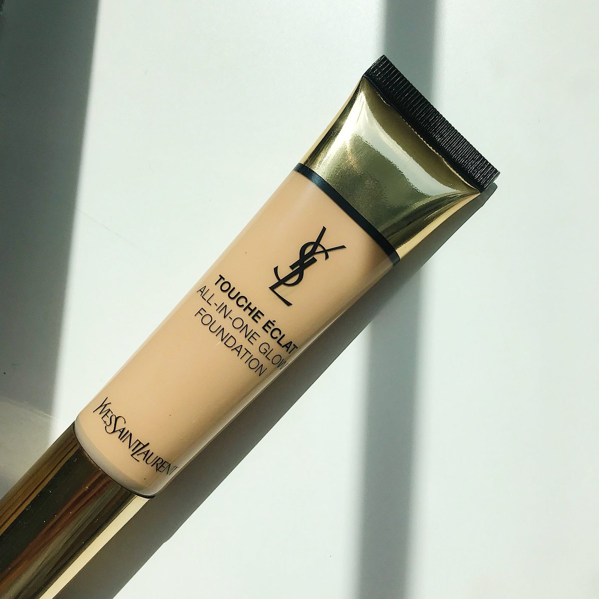 bboziidiary's tweet image. หลังจากเมื่อวานโบลองรองพื้น YSL All in one Glow  คือสมชื่อรองพื้นหน้าใสเลยอะ งานผิวมากๆ สุขภาพดีสุด ตัวเนื้อเค้ามีความเกลี่ยง่าย เป็นเนื้อเบา สามารถได้เหมือนเราทาสกินแคร์เลย ไม่เป็นคราบ ปกปิดได้นิดหน่อย คุมมันสำหรับคนผิวมันเอาอยู่ช่วง3-4ช.ม.แรก ผิวจะสวยสู้กับแดดมาก ชอบจริงๆ