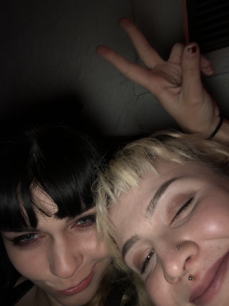 moppardy's tweet image. how it b