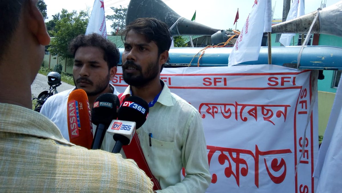 SilcharSfi's tweet photo. @sfiassam Signature campaign through street corner at Bijni College. Comrade Anirban Das explained the demands.

স্ট্রিট কর্নার হয়ে বিজনী কলেজে @sfiassam এর সাক্ষর অভিযান। কমরেড অনির্বাণ দাস দাবিগুলো বোঝালেন। https://t.co/0zfyZISynD
