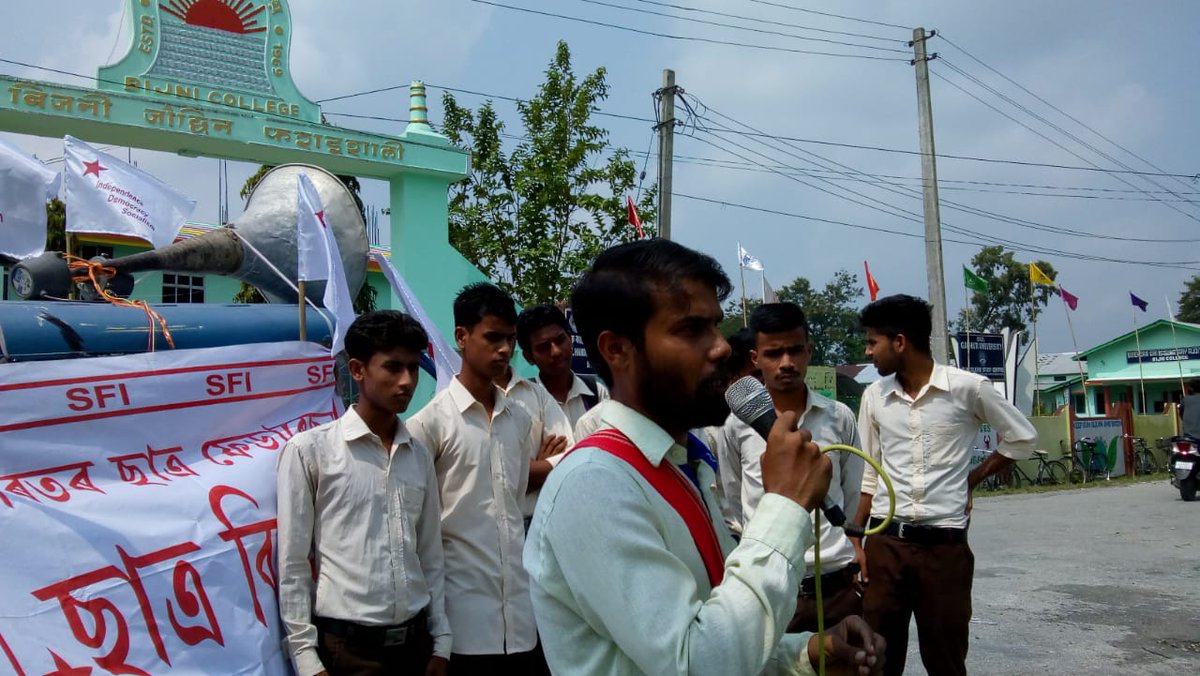 SilcharSfi's tweet photo. @sfiassam Signature campaign through street corner at Bijni College. Comrade Anirban Das explained the demands.

স্ট্রিট কর্নার হয়ে বিজনী কলেজে @sfiassam এর সাক্ষর অভিযান। কমরেড অনির্বাণ দাস দাবিগুলো বোঝালেন। https://t.co/0zfyZISynD