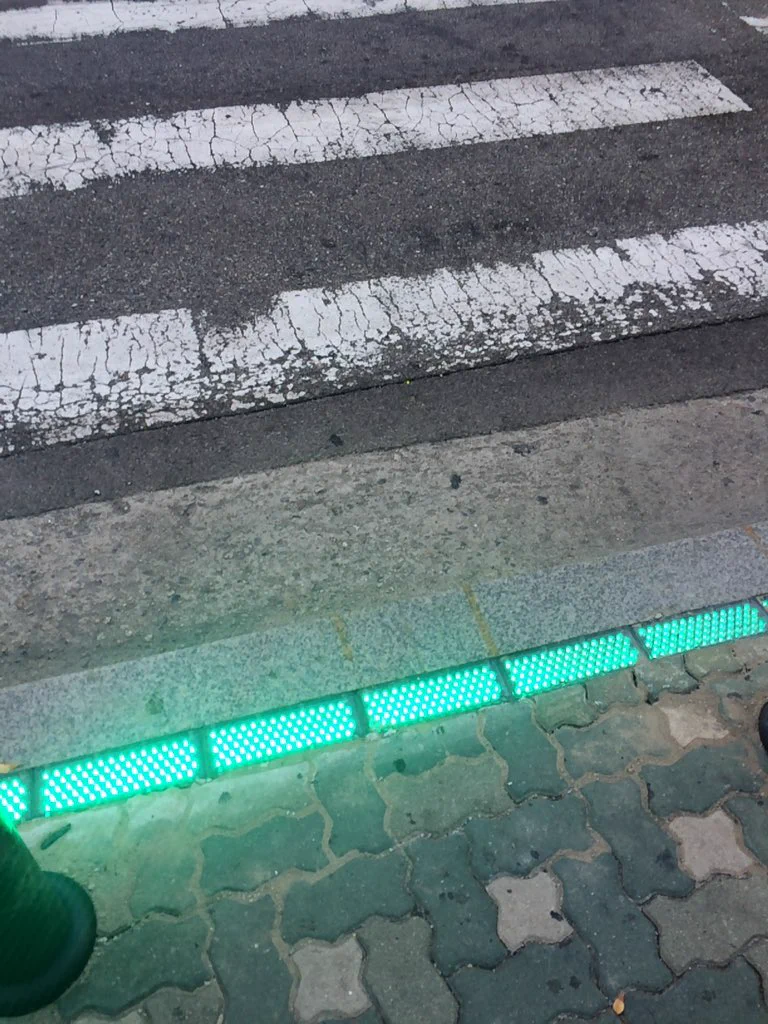 逆転の発想！韓国ソウルの歩きスマホ用地面信号！！