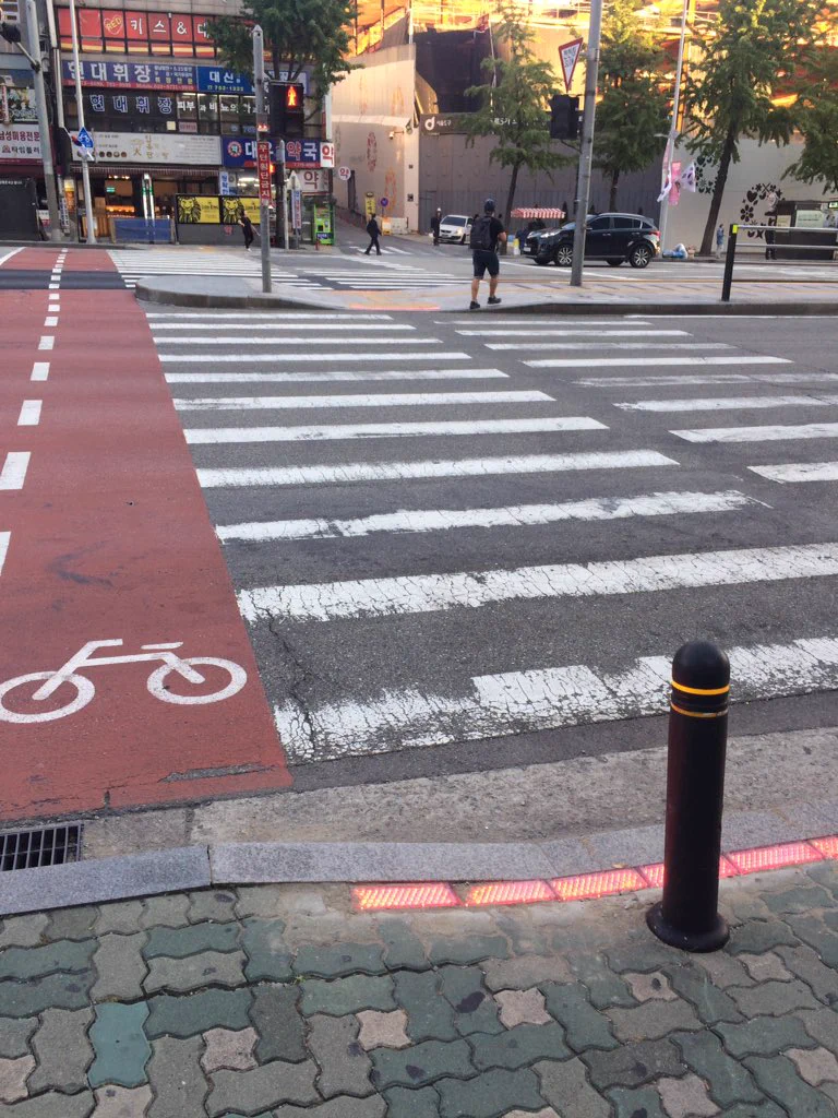 逆転の発想！韓国ソウルの歩きスマホ用地面信号！！