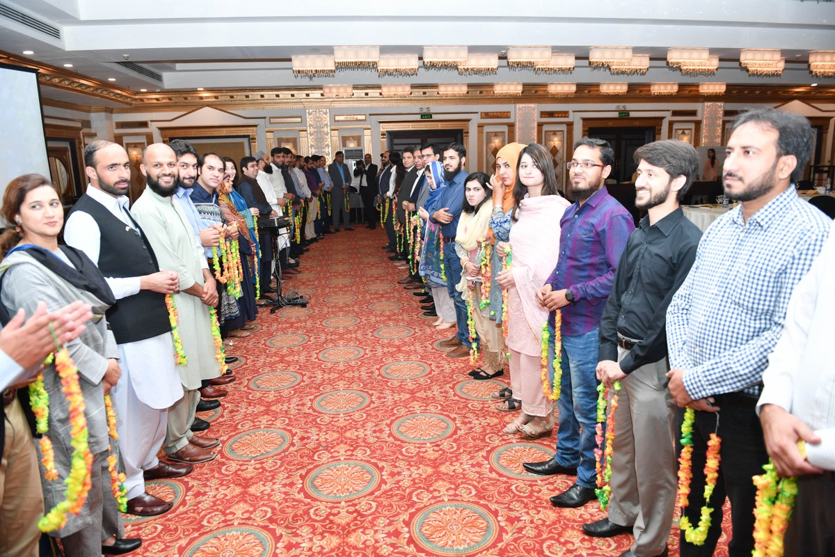 PakUSAlumni's tweet photo. At the @PakUSAlumni #NewAlumniConference the participants were greeted in the Hawaiian style, refreshing their memories of U.S. exchange program. #PUAN #CulturalExchange https://t.co/wtiqFm3W7L