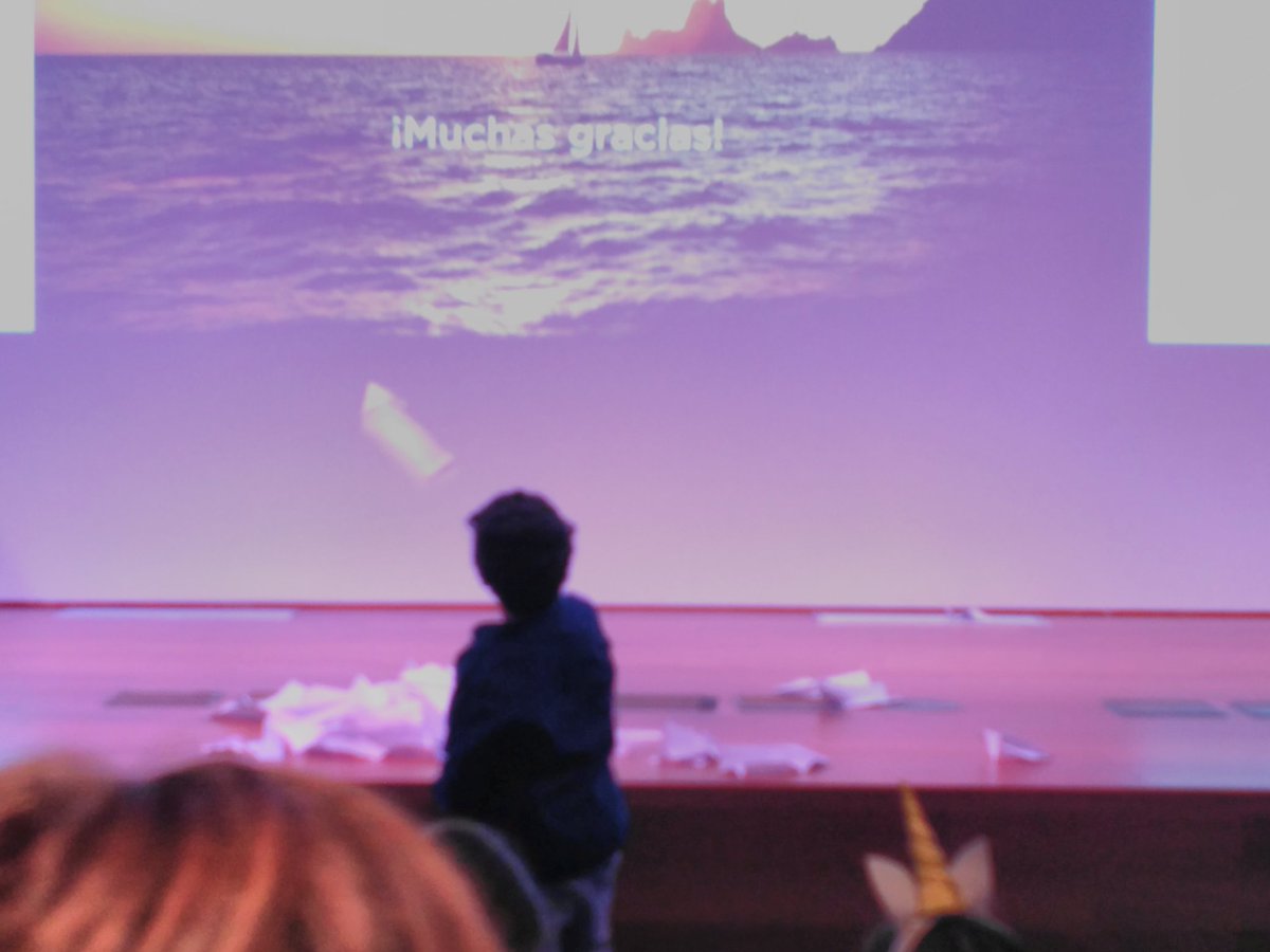 AranchaRev's tweet photo. Iker recoge la pregunta de Raúl de 3° de @serafinandrades en el escenario. ¿Qué pasa si llenas un globo de aire y después respiras de él?
#learninggypsies en #AcciónMagistral https://t.co/oiLbx1VeUd