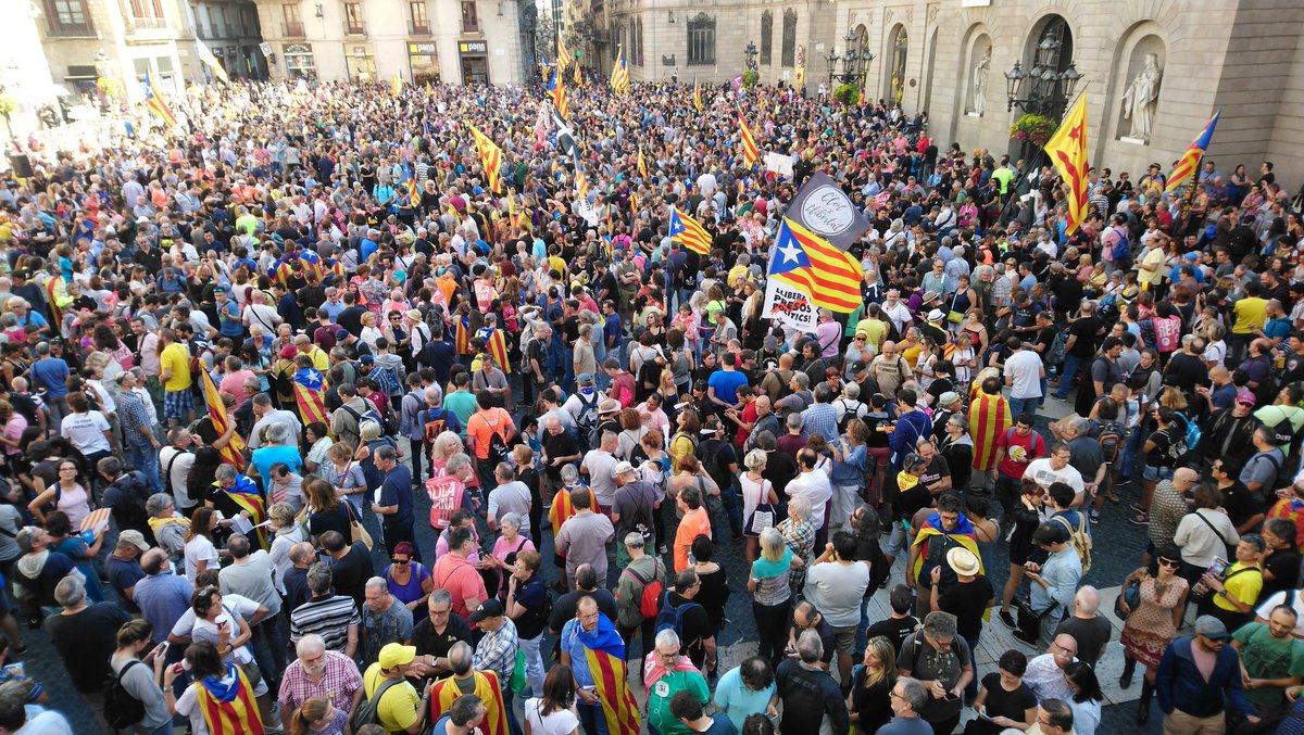 CDRCatOficial's tweet photo. Ens vau dir que no votaríem, i vam votar.

Ara us diem que no passaran, i no passareu.

Ni un espai al feixisme. Ni un sol espai al cinisme.

#ForaDelsNostresCarrers #Marxeu #BuchDimissió #NOSALTRESSOMMÉS https://t.co/9G4CZsUdqc