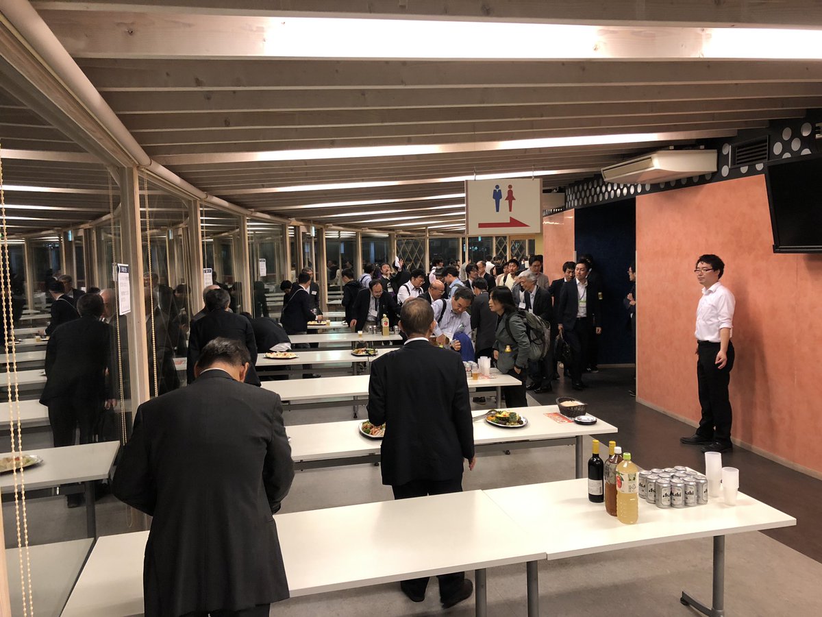 kotatsurin's tweet photo. シンポジウムが終わり懇親会へ。まずはウェルカムドリンクに招かれます。 #jset34 https://t.co/3TpRiGt085