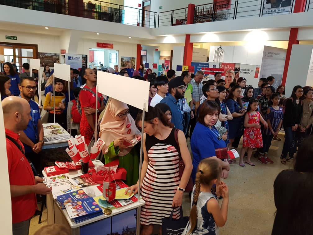 PLinKualaLumpur's tweet photo. I speak Polish🇵🇱 What's your superpower? European Day of Languages in Kuala Lumpur! We are happy to see huge interest in learning Polish. #StudyPolish https://t.co/nYqbFB0yuM