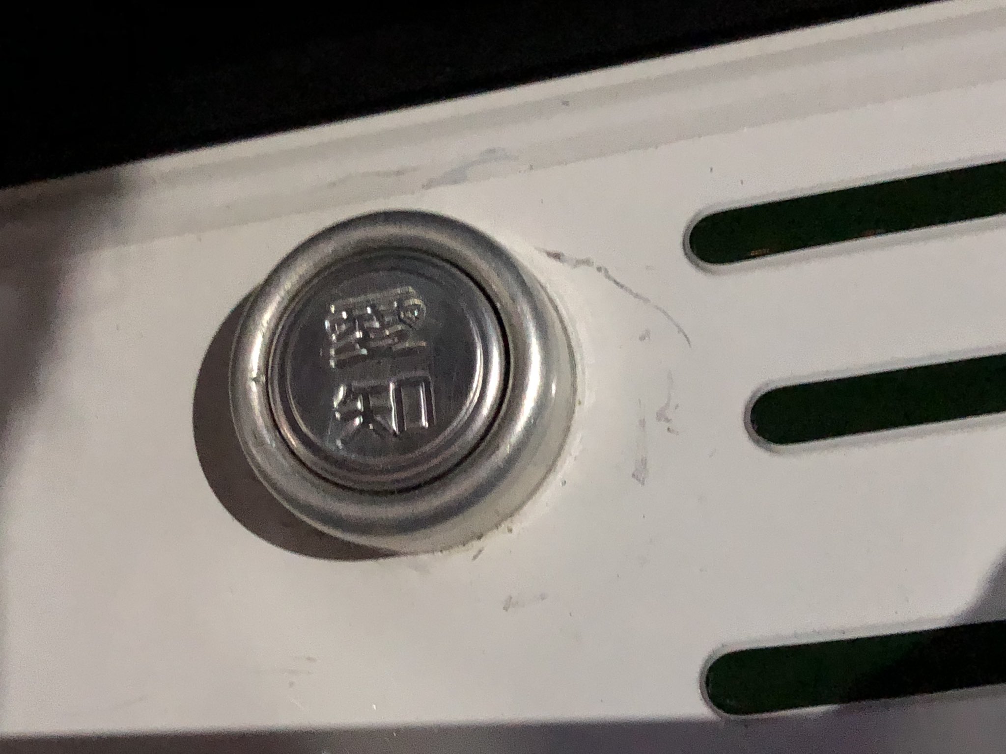 べー 昨日洗車しててリアナンバー傷入ってるやん バックカメラ交換の時にディーラーがやったか とか思ってたけどよく見たらこれ封印盗難されかけてる 封印の周りだけ傷だらけだし ナンバー凹んでるし 封印こじった跡あるし T Co Yx4plt48dc