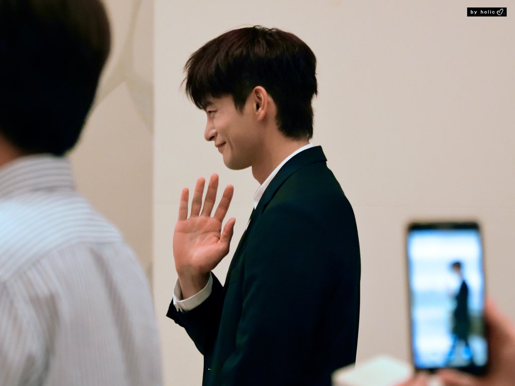 손인사 빠잉~!! 
하이터 할뻔 👋🏻

#서인국 #seoinguk #ソイングク #徐仁國 
#하늘에서내리는일억개의별 #제작발표회