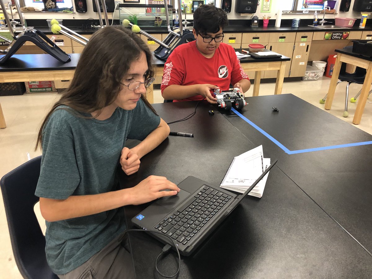 mpcawley17's tweet photo. Basic EV3 Programming for the new Robobcats @BobcatsSf Former members came to mentor the newbies๐ @DVUSD #FLLcorevalues https://t.co/QqH0C8w5Xo