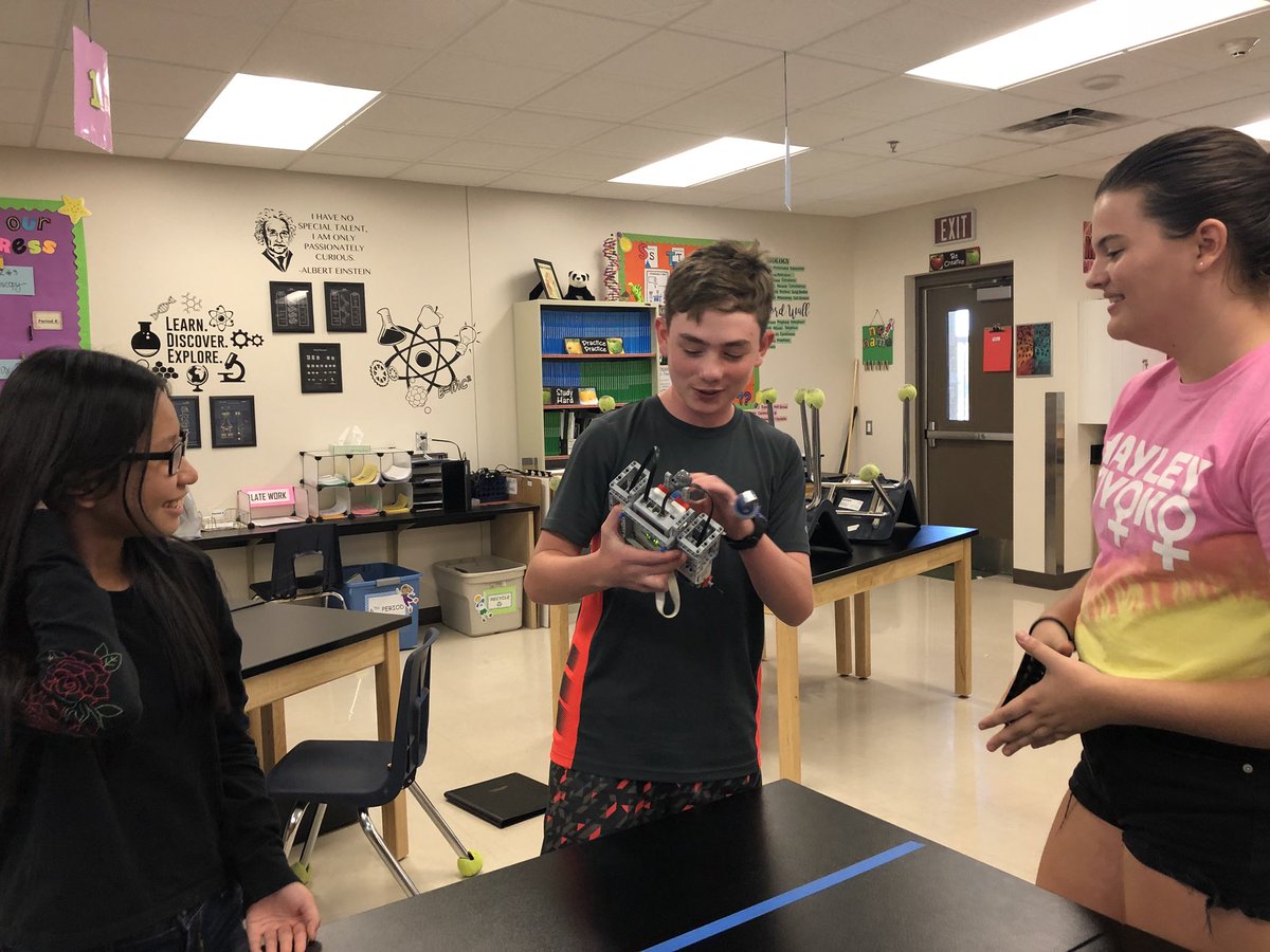 mpcawley17's tweet photo. Basic EV3 Programming for the new Robobcats @BobcatsSf Former members came to mentor the newbies๐ @DVUSD #FLLcorevalues https://t.co/QqH0C8w5Xo