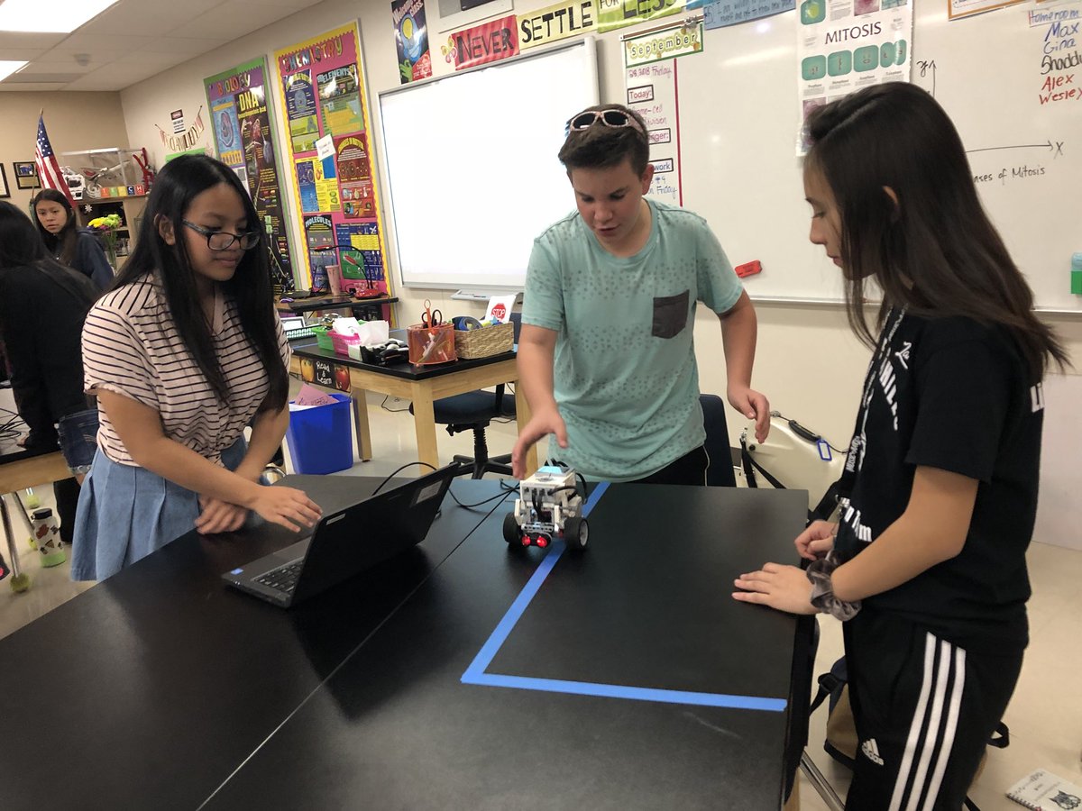 mpcawley17's tweet photo. Basic EV3 Programming for the new Robobcats @BobcatsSf Former members came to mentor the newbies๐ @DVUSD #FLLcorevalues https://t.co/QqH0C8w5Xo