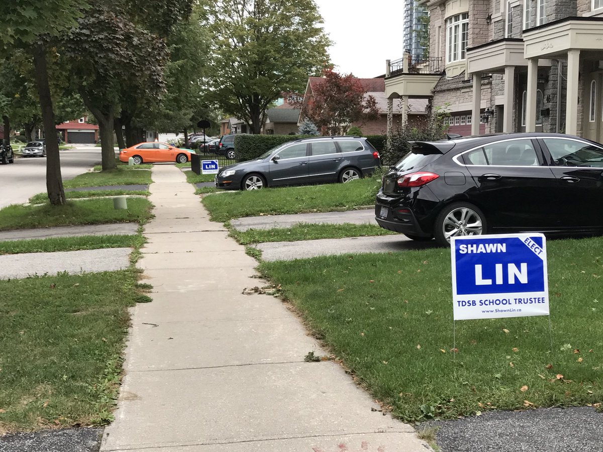 ShawnLinMath's tweet photo. Working hard to put up signs! I am ready to be the Trustee for the schools & kids in TDSB DVN, who would put KIDS and families first. Thank you for the great support, I will be continuing to knock the doors and to listen to YOUR concerns about TDSB. #DonValleyNorth #TDSB #trustee https://t.co/JgXEWcMijR