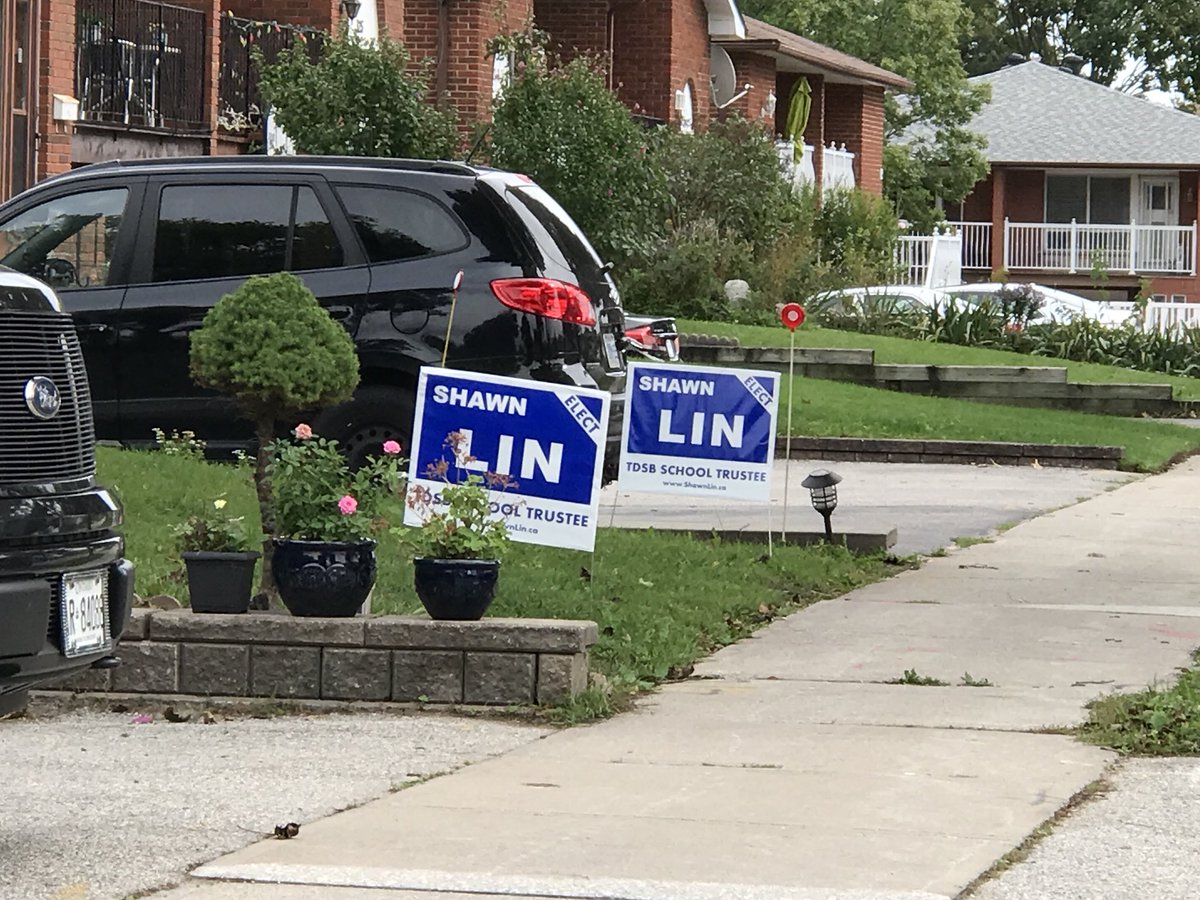 ShawnLinMath's tweet photo. Working hard to put up signs! I am ready to be the Trustee for the schools & kids in TDSB DVN, who would put KIDS and families first. Thank you for the great support, I will be continuing to knock the doors and to listen to YOUR concerns about TDSB. #DonValleyNorth #TDSB #trustee https://t.co/JgXEWcMijR