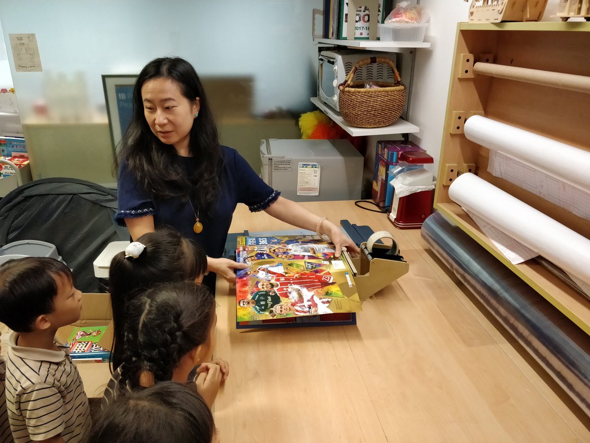 2PS_RCHK's tweet photo. A few days ago, @2PS2018 got an inside look into RCHK's library books system. Thank you  Ms  Chan for showing us how the parts and people are connected in organizing the books! https://t.co/jmSyQjYMtC