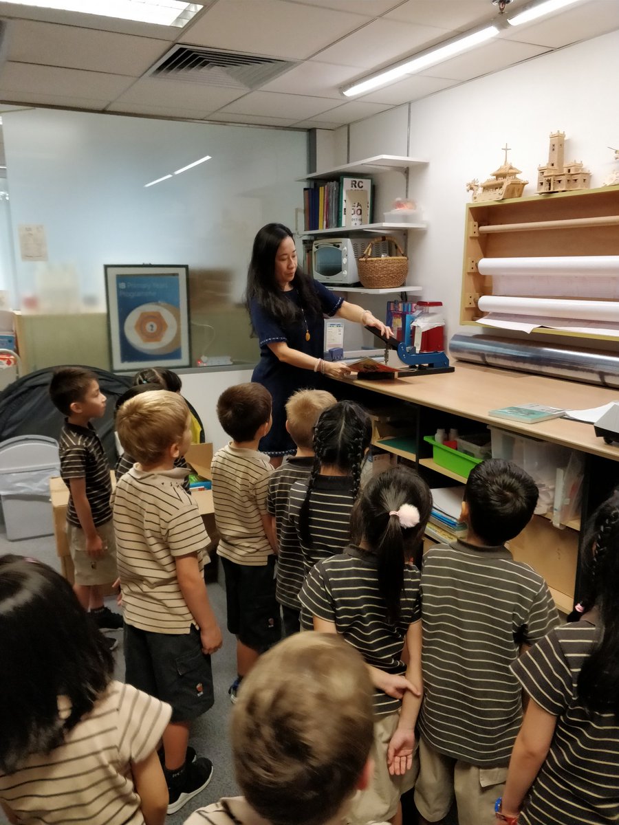 2PS_RCHK's tweet photo. A few days ago, @2PS2018 got an inside look into RCHK's library books system. Thank you  Ms  Chan for showing us how the parts and people are connected in organizing the books! https://t.co/jmSyQjYMtC
