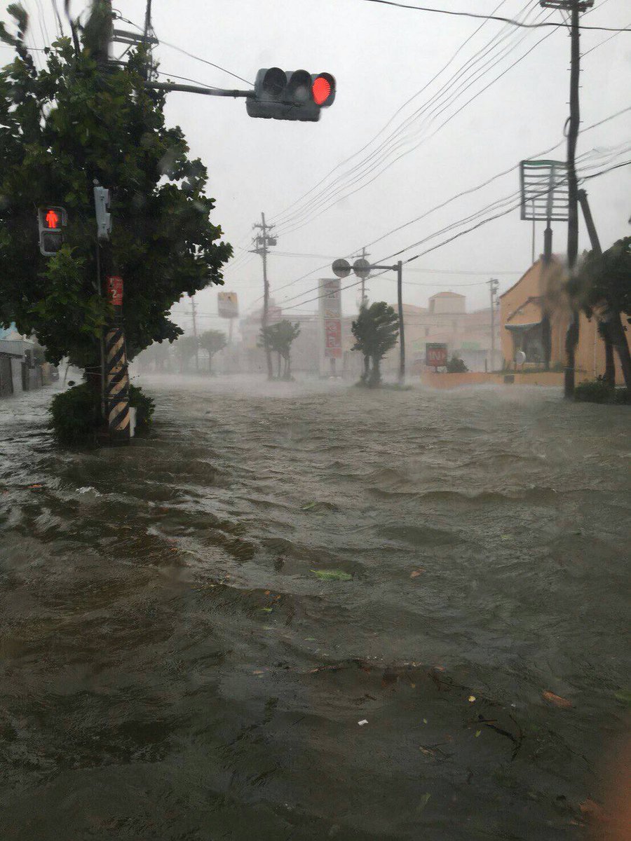 FN0uY0vveZasXIF's tweet photo. 台風の目に入ったようだ
(￣▽￣;)
吹き返しが一番やばいんだが、吹き返しになる前に、自分のお店大丈夫かなぁ～と見に行こうとしたら、道が海になっとった

久々に海になってたから、���うしかなかった https://t.co/bvKC0Y9VA0