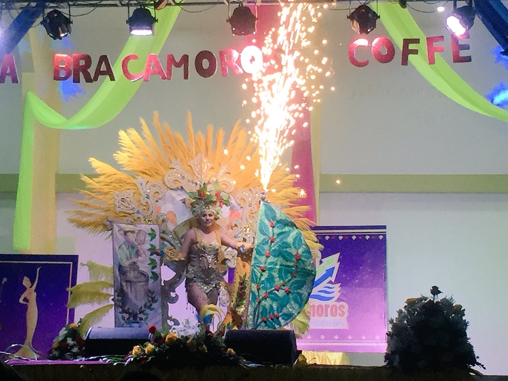 cs4ot's tweet photo. Tres hermosas representantes de #ARIM #APECAP y #FAPECAFES resaltan y rinden homenaje al café de la zona de Palanda y Chinchipe a través de sus coloridos trajes típicos durante la elección y coronación de la Reina 👑 #BracamorosCoffee2018 https://t.co/OLkdZvH8jH