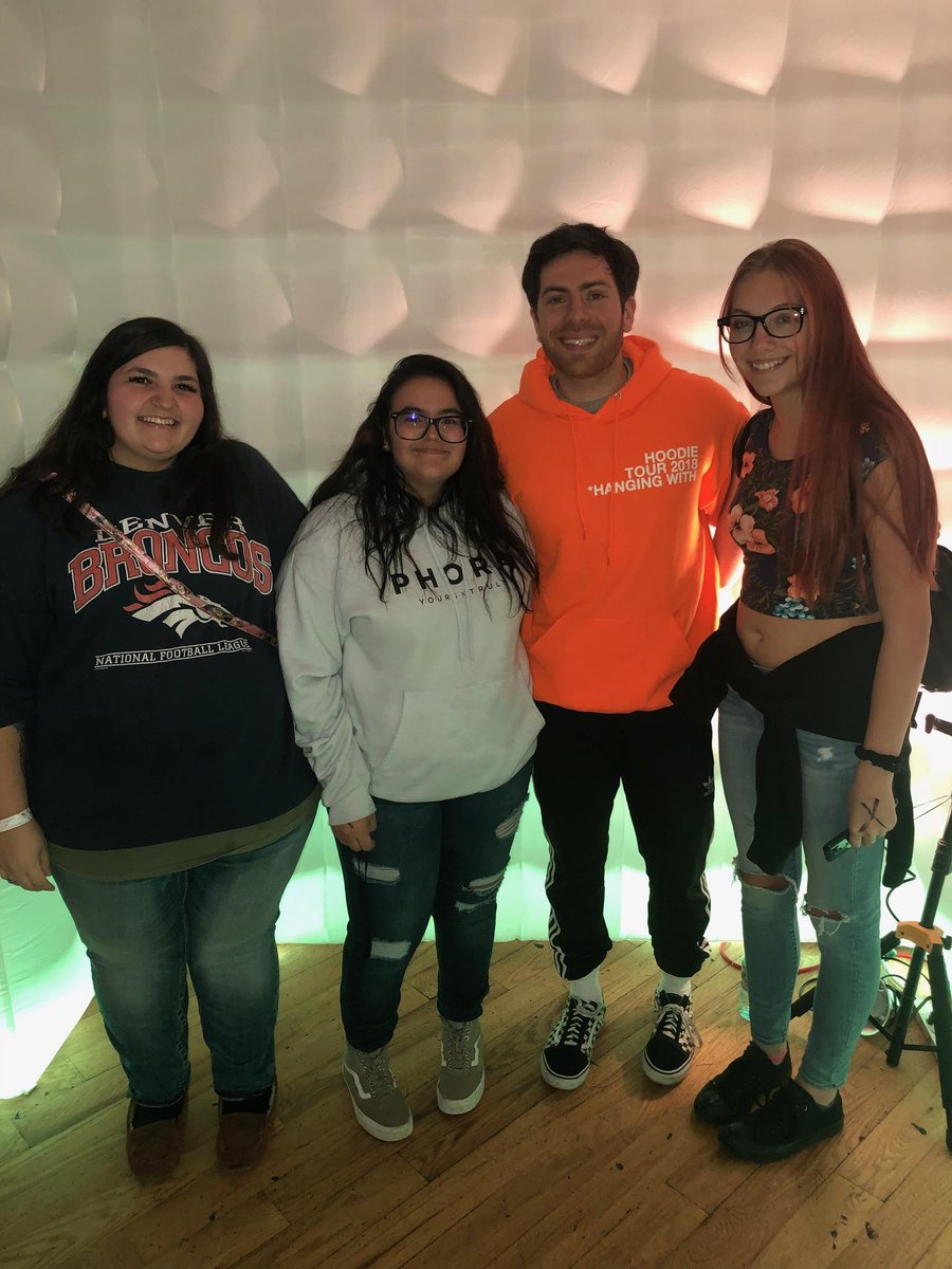 AuhhhAmanda's tweet photo. @HoodieAllen #foco https://t.co/BAvEN0UFcw