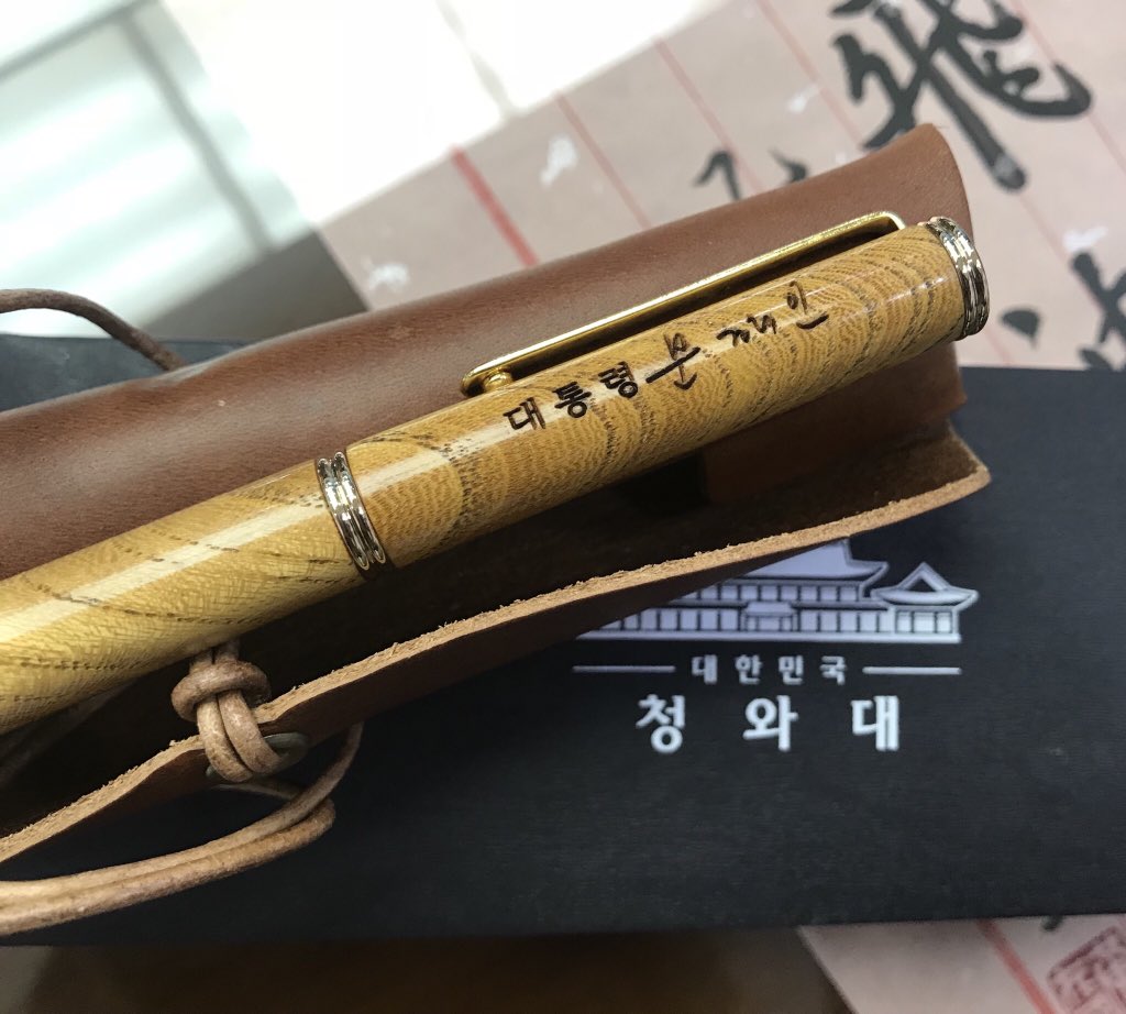 moonsoonc's tweet photo. 제게 몇 안되는 귀하고 소중한 물건, #이니만년필!
대통령님께 선물받은 만년필을 춘천인형극제 애장품 경매에 내놓으려합니다. 저처럼 대통령님께서도 귀한분께 큰힘으로 쓰여지길 바라실것이니 양해해주시겠죠?! 과연 어느품으로 가게 될지요.. https://t.co/CwDkfrUxlI