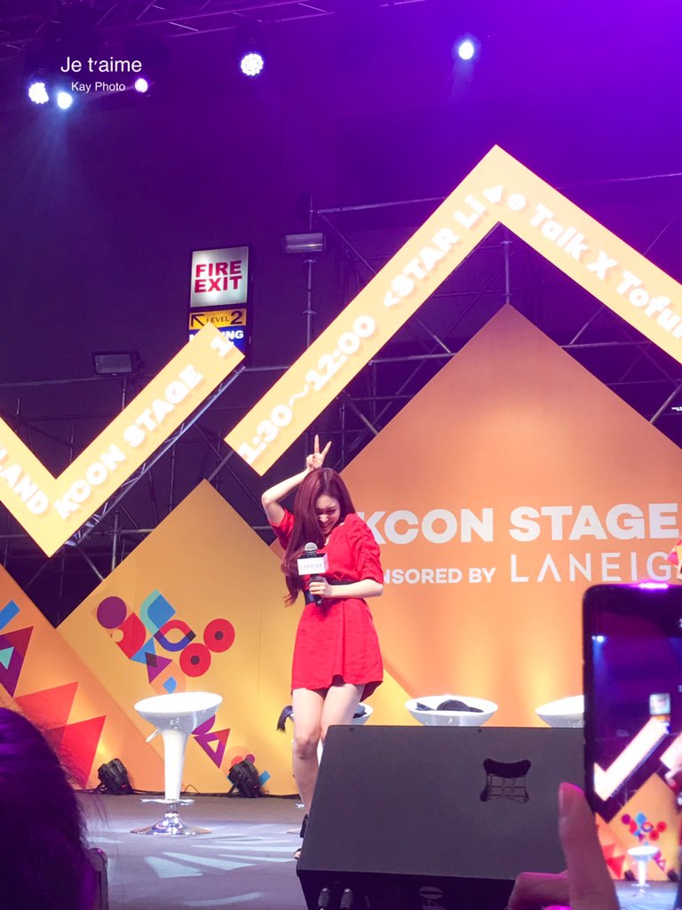jkpay0404's tweet photo. 180929 #CHUNGHA 

Cuteeeeeeeeeeeeeee 💕
#KCON2018THAILAND https://t.co/z80ucoFaaK