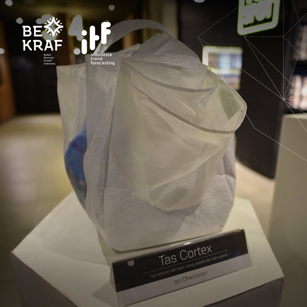 TrendForecastID's tweet photo. Beragam produk Singularity dihadirkan pada acara yang berlangsung di CGV Grand Indonesia, Kamis (27/9). Seperti tas dan kalung Cortex, kalung dan tas Svarga, kalung Neo Medieval ataupun kalung Exuberant. #indonesiatrendforescasting #bekraft #itf #trendforecasting #singularity https://t.co/2fe1d723DW