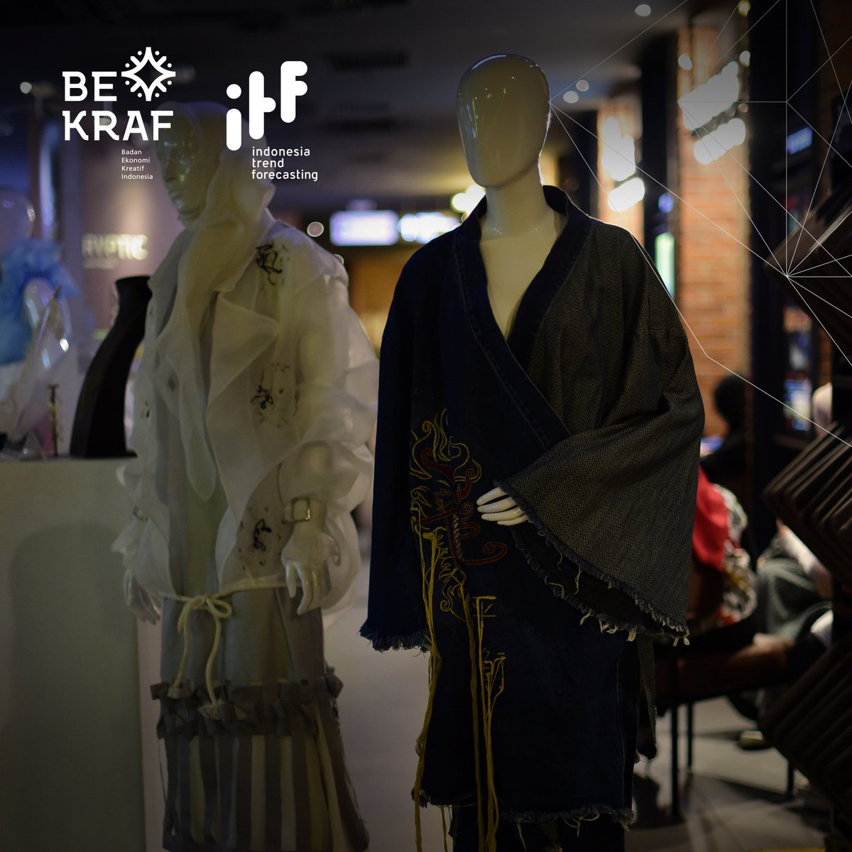 TrendForecastID's tweet photo. Beragam produk Singularity dihadirkan pada acara yang berlangsung di CGV Grand Indonesia, Kamis (27/9). Seperti tas dan kalung Cortex, kalung dan tas Svarga, kalung Neo Medieval ataupun kalung Exuberant. #indonesiatrendforescasting #bekraft #itf #trendforecasting #singularity https://t.co/2fe1d723DW