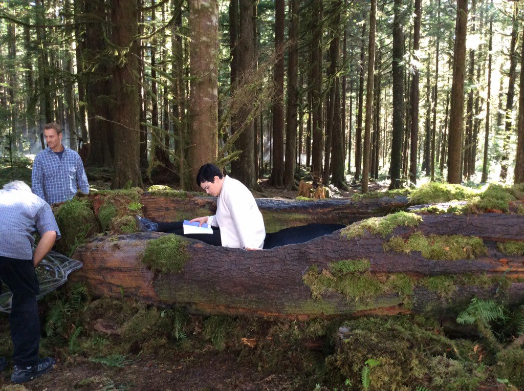 leafladygreens's tweet photo. #Jmo walkin thru me flower set &amp; TREES, Ginny reading in a Tree and log,Colin &amp; Jmo touching me log &amp; Lana in heels https://t.co/vgEhfmnVvj