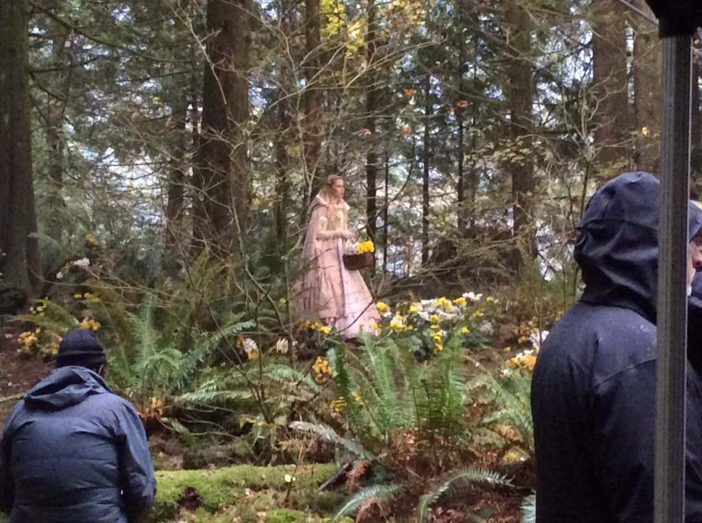 leafladygreens's tweet photo. #Jmo walkin thru me flower set &amp; TREES, Ginny reading in a Tree and log,Colin &amp; Jmo touching me log &amp; Lana in heels https://t.co/vgEhfmnVvj