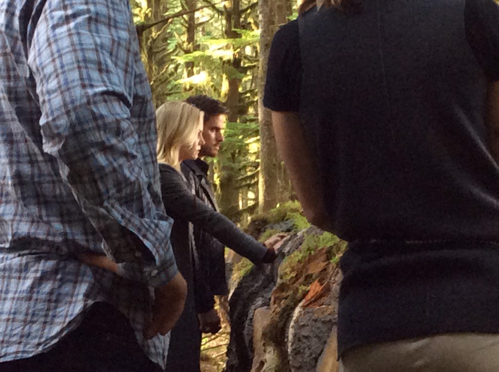 leafladygreens's tweet photo. #Jmo walkin thru me flower set &amp; TREES, Ginny reading in a Tree and log,Colin &amp; Jmo touching me log &amp; Lana in heels https://t.co/vgEhfmnVvj