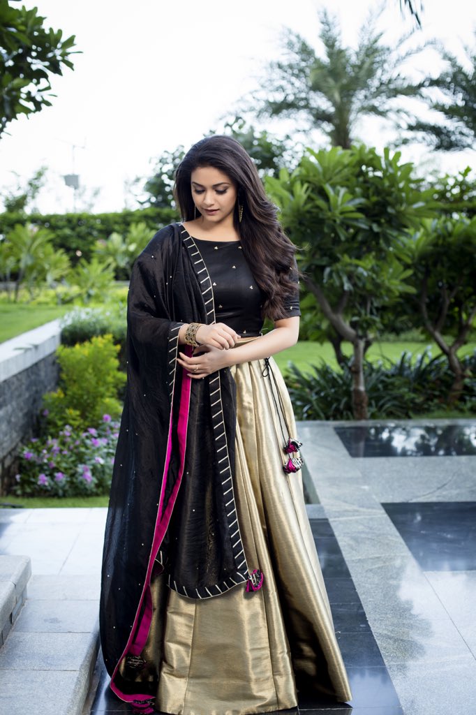 KeerthyOfficial's tweet photo. Wearing an ensemble from #mintblushdesigns at the press meet of #sandakozhi2
Styling @ind_pat 
Jewellery @amrapalijewels
PC @kiransaphoto https://t.co/zOHxTpAlLH
