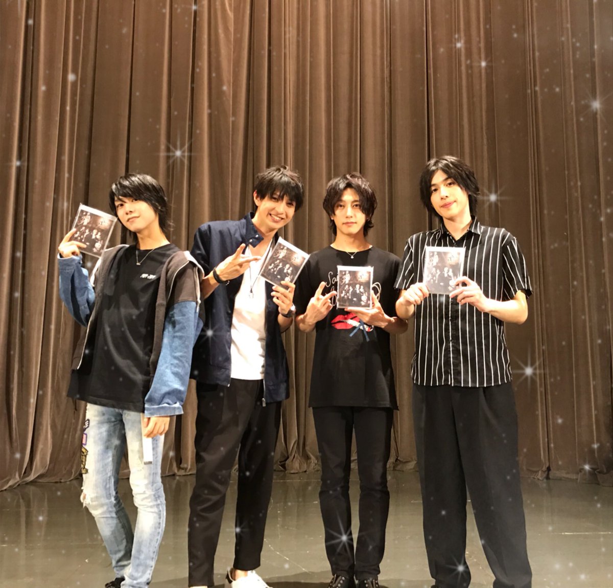 dwd_stage's tweet photo. 本日ご来場いただいた皆様、ありがとうございました✨😊

キャスト陣のスペシャルトークを振り返りつつ、ぜひお家でもBlu-rayをお楽しみください♬

そして引き続きデビミュへの応援をよろしくお願いします🌌

#ダンデビ #デビミュ https://t.co/VBH8gHQa5I