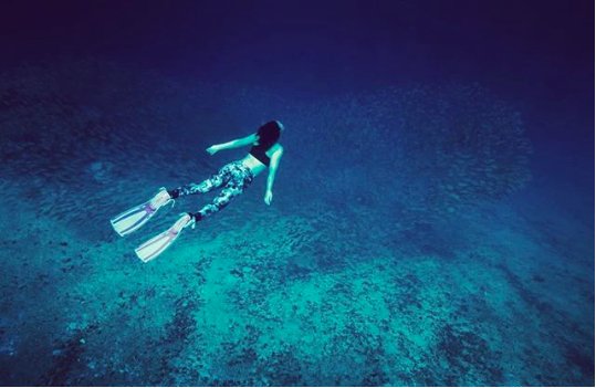 Solomon Is. Freediving. Check out this gorgeous pic by @katrinawalshphotography from one of the liveaboards in the Solomons. #flysolomons #visitsolomonislands #freediving