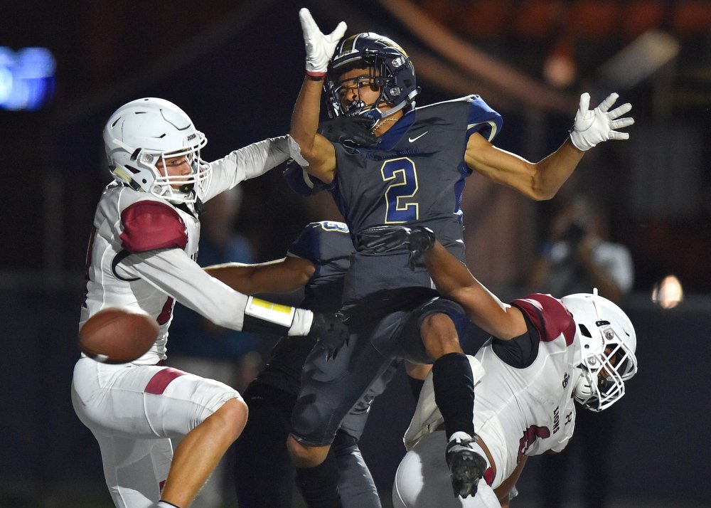 VarleyPhoto's tweet photo. @JSerra_Football Hagen Foreman (21) and Morris-walker (6) break up a pass in the end zone to @boscofootball wide receiver Kristopher Hutson (2). Bosco won 35-28 https://t.co/ibXVWLFK3q