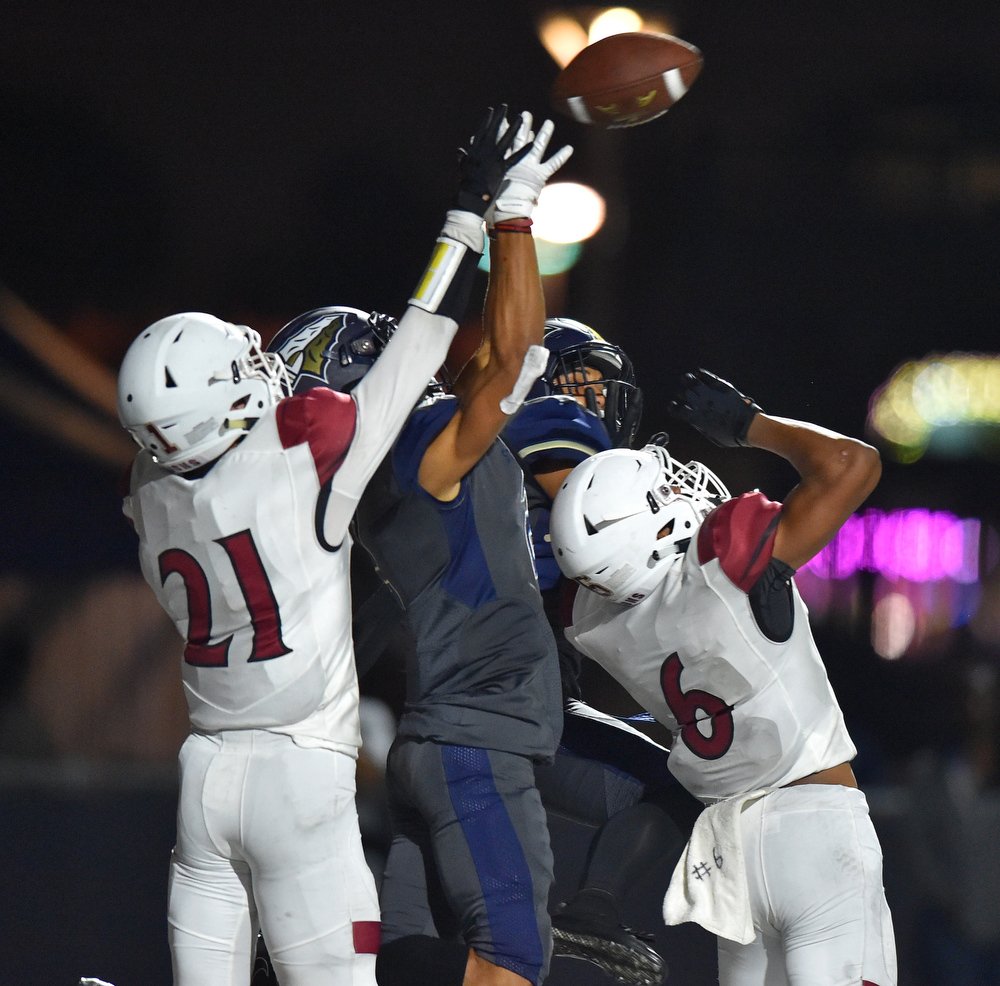 VarleyPhoto's tweet photo. @JSerra_Football Hagen Foreman (21) and Morris-walker (6) break up a pass in the end zone to @boscofootball wide receiver Kristopher Hutson (2). Bosco won 35-28 https://t.co/ibXVWLFK3q